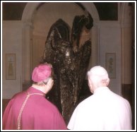 Papa Giovanni Paolo II e il Vescovo di Caserta Raffaele Nogaro mentre ammirano l'opera.
